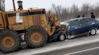 Под Самарой 14 декабря легковушка столкнулась с трактором 