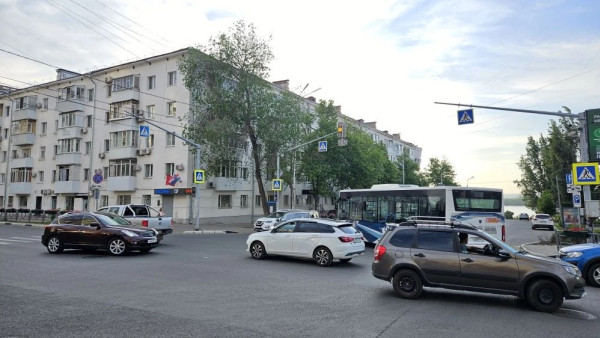 Светофоры погасли на оживленном перекрестке в центре Самары 19 мая 
