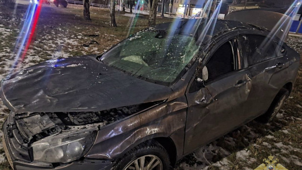 В Самарской области машина совершила кульбит, наехав на бетонный блок