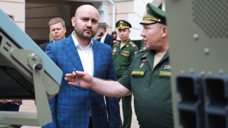 В Самаре губернатор Вячеслав Федорищев передал в зону СВО более 900 БПЛА и 5 бронеавтомобилей 