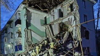 МЧС опубликовало кадры разбора завалов рухнувшего в результате атаки БПЛА подъезда в Сызрани