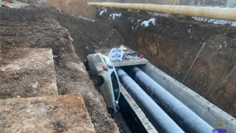 В Самаре женщина-водитель на Suzuki провалилась в глубокий котлован 