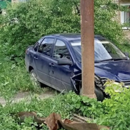 Из-за влетевшей в трубу Lada Granta в Самарской области пострадал ребёнок