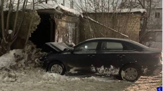 В Самаре Geely влетела в кирпичную постройку