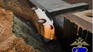 В Самаре Volkswagen в результате полицейской погони оказался в котловане