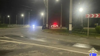 В Сызрани пьяная женщина на BMW X3 врезалась в столб