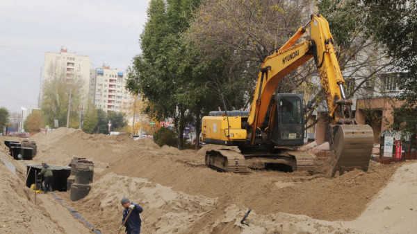 Рабочие на улице Дачной в Самаре завершают строительство ливневки