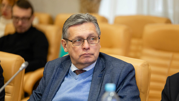 Рифат Сабитов провёл в Общественной палате РФ совещание по разграничению понятий "реклама" и "информационные материалы"