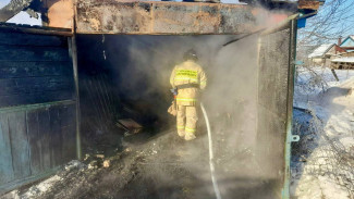 В Самарской области полностью сгорел автомобиль ВАЗ-2106 внутри гаража