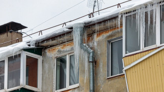 СК возбудил уголовное дело после падения глыбы льда на мужчину в Самаре