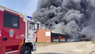 Появились новые кадры гигантского пожара на лакокрасочном складе в Самарской области