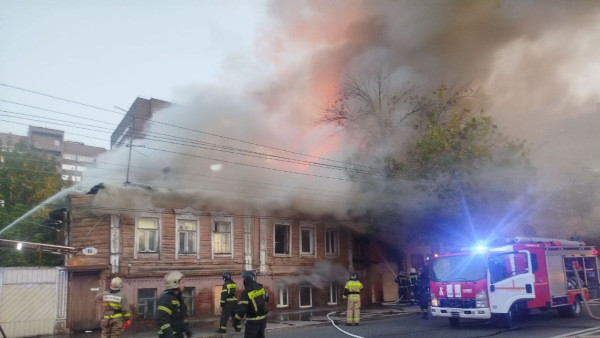 Огонь уничтожил три дома в центре Самары