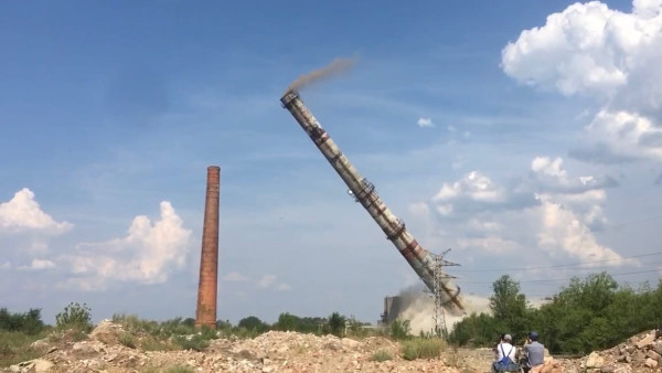 Под Самарой из-за мощного взрыва упала 120-метровая дымовая труба