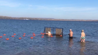 Видео: голые самарцы 1 апреля устроили массовый заплыв в ледяной Волге