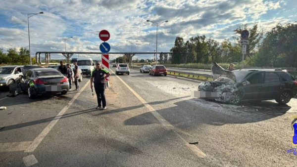 В Самаре водитель Infiniti спровоцировал массовое ДТП с пожаром