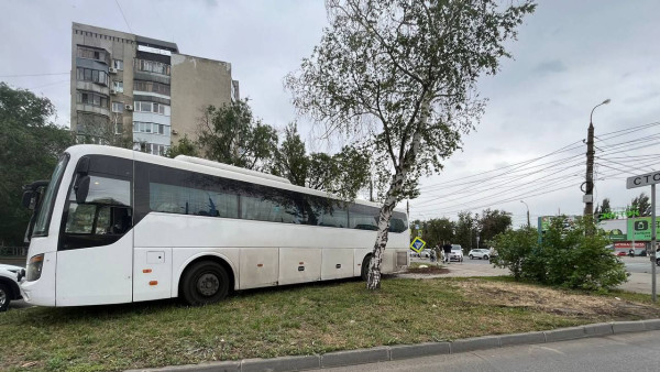 В Самаре водитель автобуса потерял сознание за рулем и улетел в ограждение