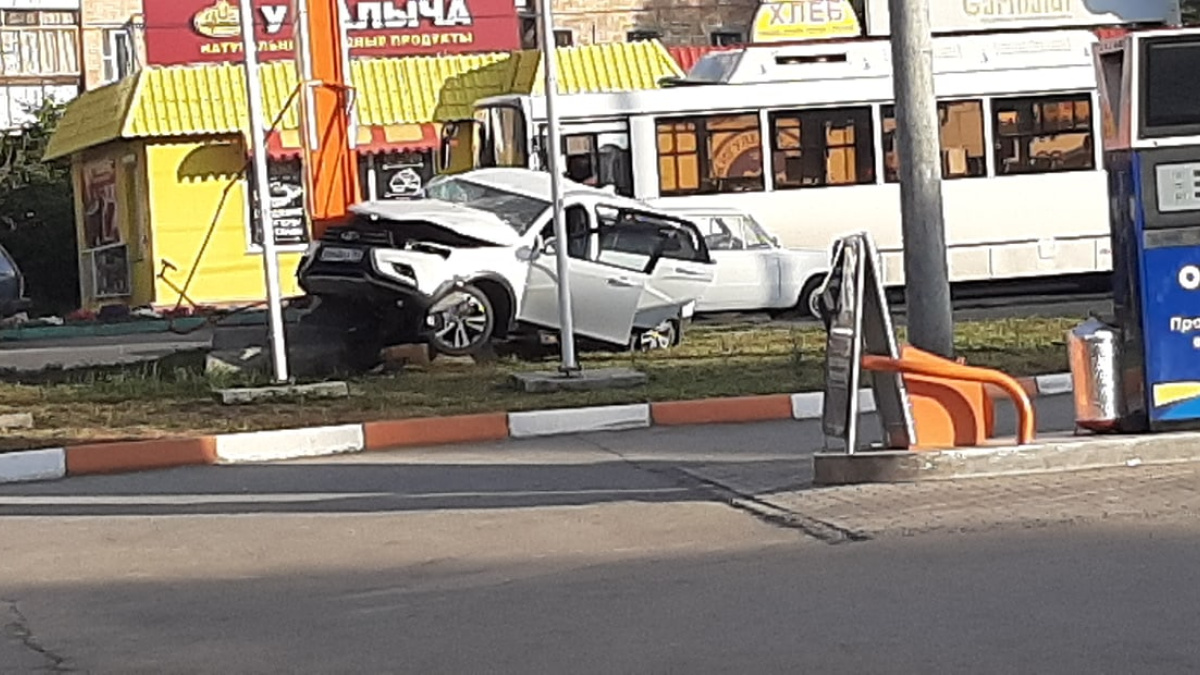 В Самаре погиб водитель Лады, врезавшийся в стелу АЗС – Новости Самары и  Самарской области – ГТРК Самара