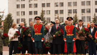Самарцы в День Победы возложили цветы к вечному огню на площади Славы