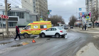 В Самаре на ул.Советской Армии «скорая» столкнулась с Renault: есть пострадавшие