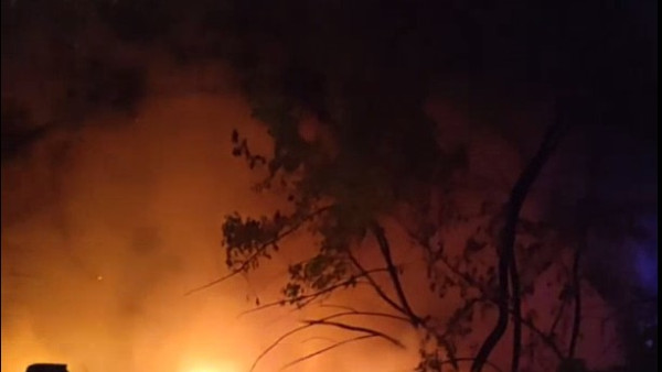 В Самаре вечером 11 мая сгорели надворные постройки на Аксакова