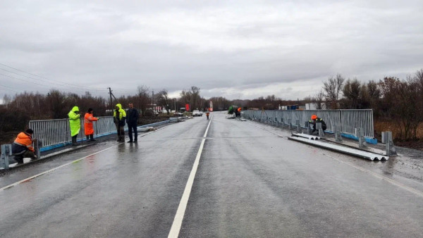 Обновленный мост через реку Черную в Волжском районе готовят к открытию