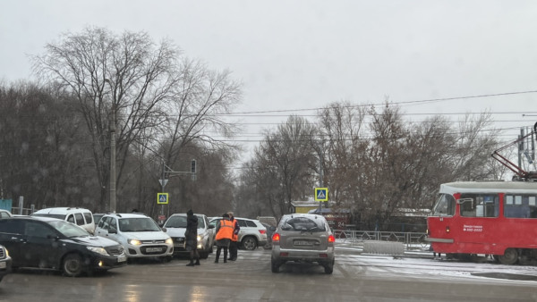 Автомобилисты в Самаре разбивают машины на перекрестке Ново-Вокзальной и Нагорной