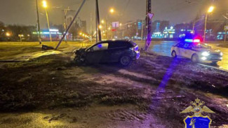 В Тольятти водитель Opel Astra въехал в опору контактной сети