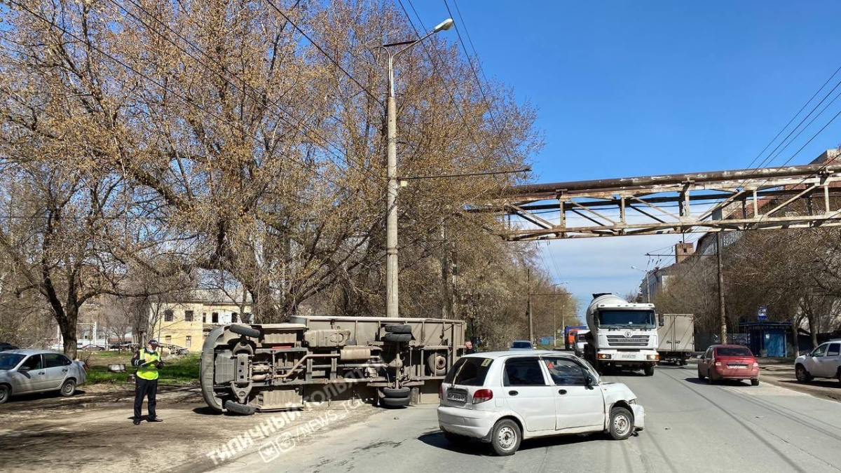 Показал брюхо: в Тольятти малолитражный Давид свалил грузового Голиафа –  Новости Самары и Самарской области – ГТРК Самара