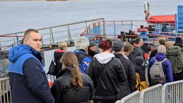 В Самаре пассажиры заняли весь причал Речного вокзала 2 мая