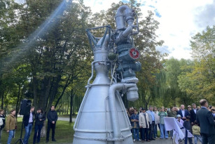 В Самаре в парке Гагарина торжественно открыли памятник легендарному ракетному двигателю НК-33