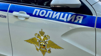 Появились кадры самарского ДТП с опрокинувшимся фургоном у склада «Яндекс Маркета»