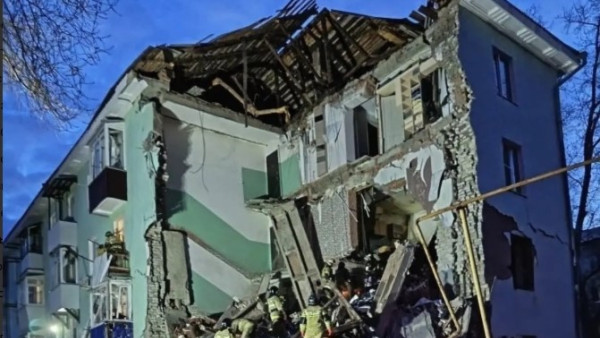 МЧС опубликовало кадры разбора завалов рухнувшего в результате атаки БПЛА подъезда в Сызрани