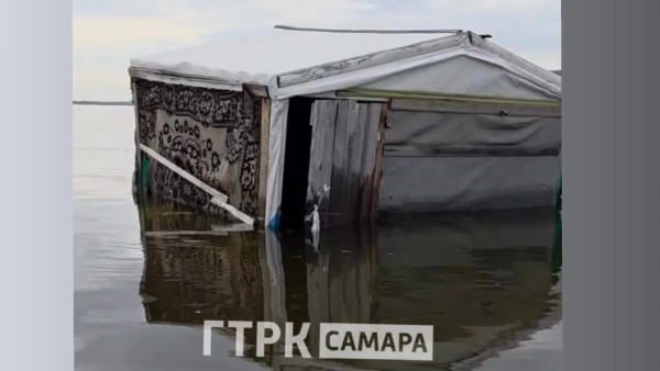 По Волге вдоль Самары плывет смытый паводком дом