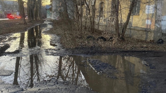 Жилой двор на улице Свободы ушел под воду в Самаре