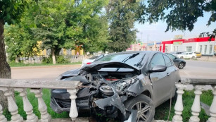 Под Самарой Hyundai протаранил декоративную ограду: есть пострадавшие