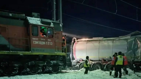 Появились фото и подробности ДТП бензовоза с поездом на Куйбышевской железной дороге