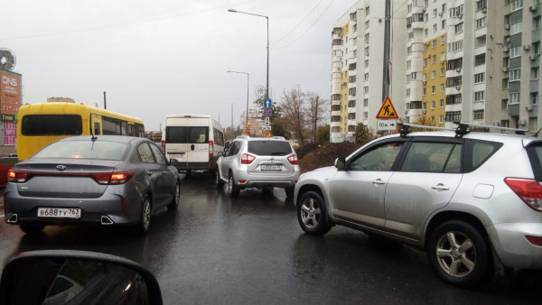 Ситуация патовая: В Самаре из-за утренних пробок парализовано движение на нескольких улицах