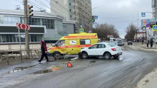 В Самаре на ул.Советской Армии «скорая» столкнулась с Renault: есть пострадавшие