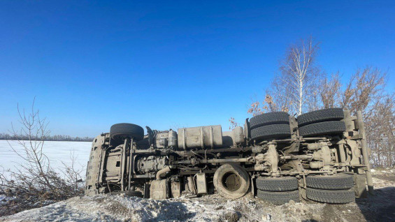 Под Самарой на трассе перевернулся грузовик