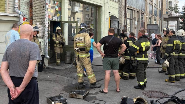 В центре Самаре загорелся бар "Боря"