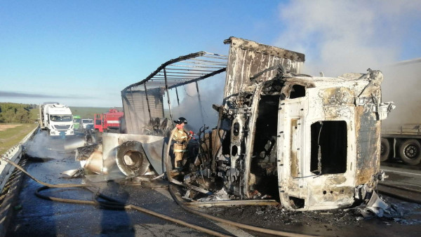 Опубликованы последствия массового пожара фур на трассе М-5 в Самарской области