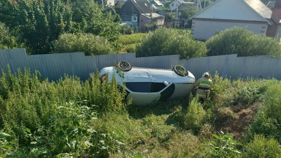 Под Самарой после столкновения перевернулась легковушка 6 августа