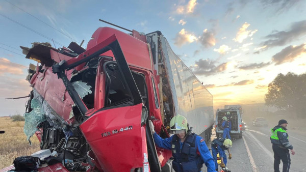 Жесткое ДТП на трассе: под Самарой столкнулись два большегруза