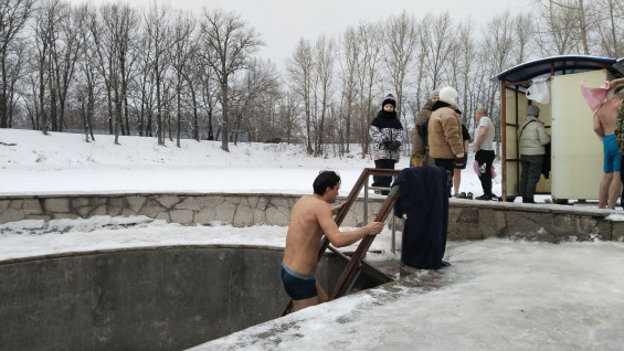 Самарцам назвали главную ошибку при купании в проруби