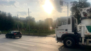 В Самаре грузовик протаранил легковушку: пострадала женщина