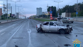 В Самаре в ночном ДТП с одним участником погибла 19-летняя девушка 