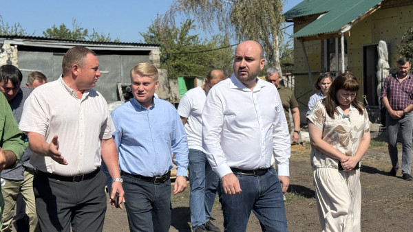 Самарский губернатор прибыл в подшефный город ДНР Снежное