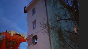 МЧС опубликовало кадры разбора завалов рухнувшего в результате атаки БПЛА подъезда в Сызрани