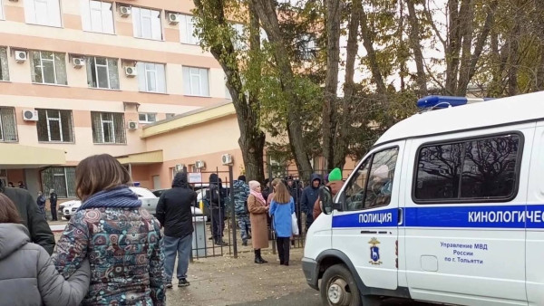 Эвакуировали всех: очевидцы сообщают о минировании сразу нескольких районных судов в Тольятти