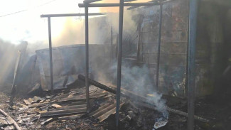 Под Самарой загорелись три строительных вагончика
